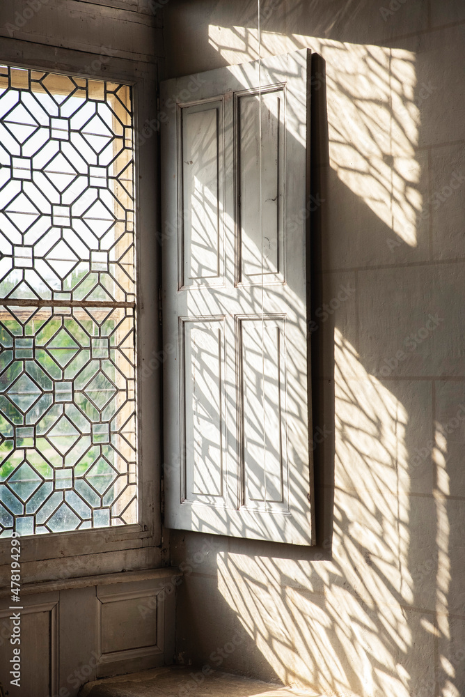 Obraz premium fenêtre ancienne et rayon de soleil dans un château