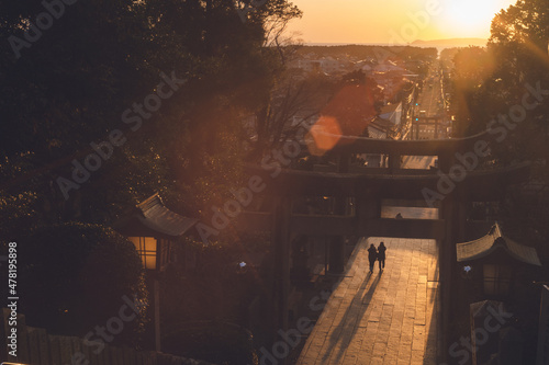 福岡県福津市の神社で2月と10月の各2周間だけ見られる「光の道」