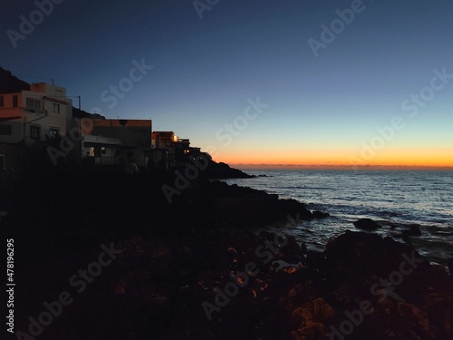 Paisaje costero con casas al amanecer