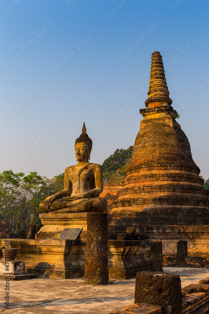 alte Buddhafiguren im historischen Park von Sukhothai