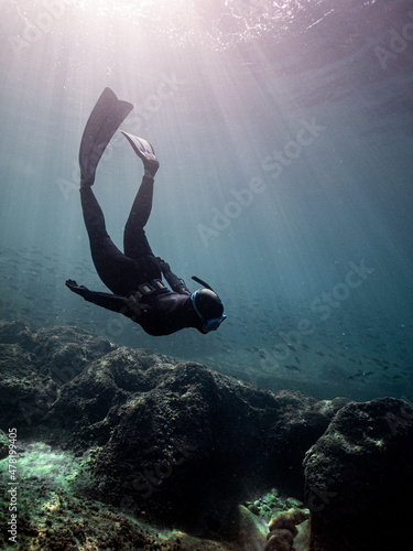 Chica practicando apnea en el mar Mediterraneo, buceo, snorkel. Fotobehang