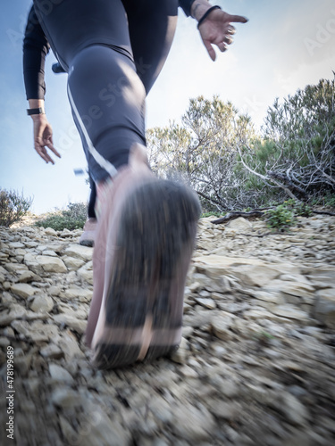 Chica haciendo senderismo en Javea, ruta de montaña, trekking.