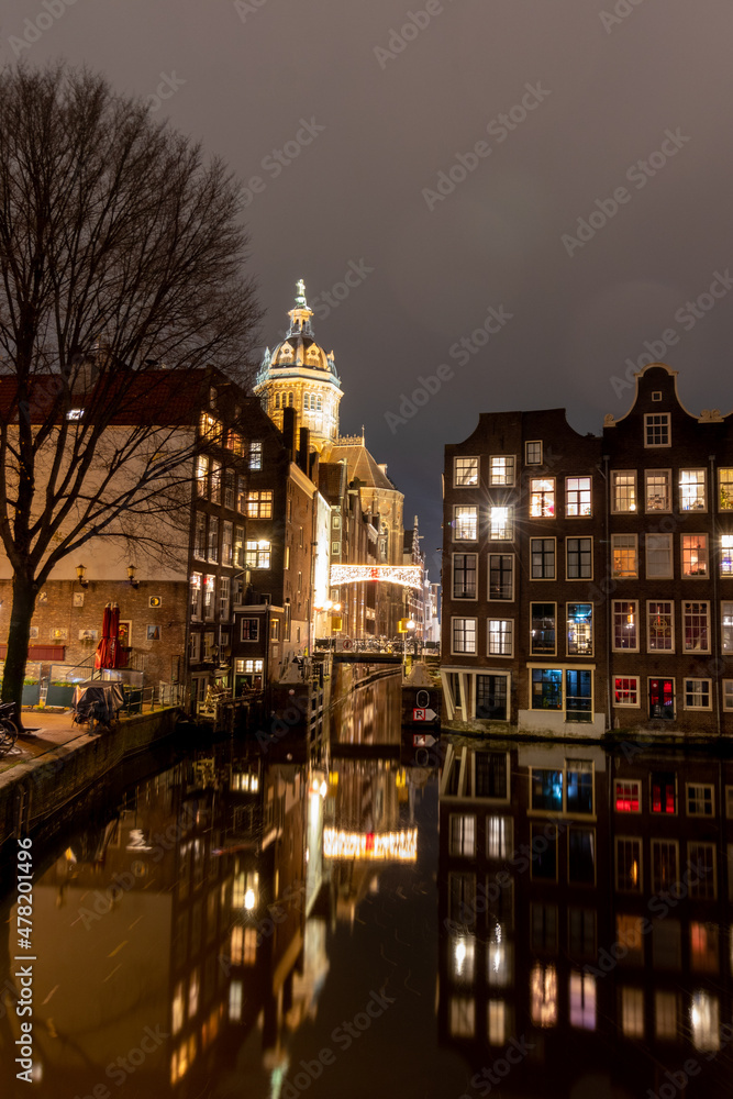 Obraz premium Night of Nicolaaskerk in Amsterdam -vertical