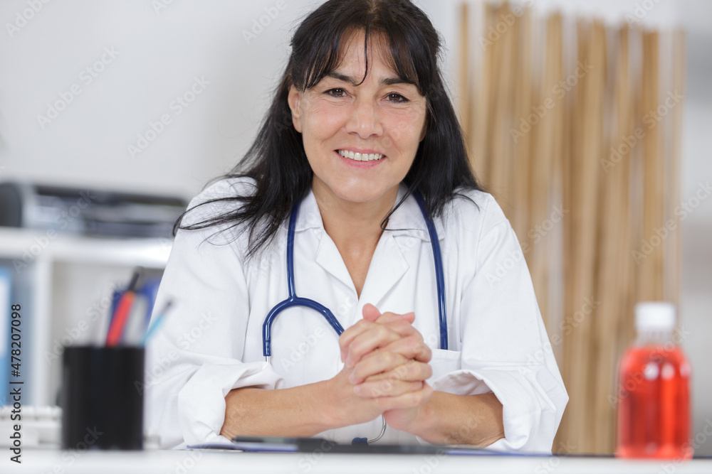 a mature female doctor woman portrait a mature female doctor woman portrait