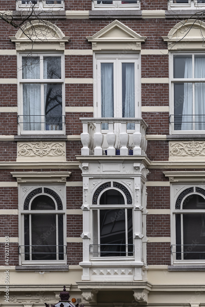 Obraz premium Close-up view details of old colorful building (XVI- XVIII centuries) with gable rooftop and hook along Prince's Canal (Prinsengracht) canal in Amsterdam. Amsterdam, the Netherlands.