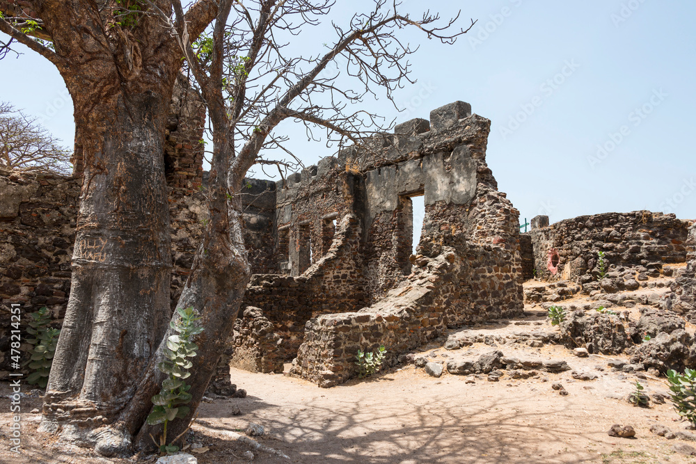 Restos de un viejo fuerte en la isla James de Gambia