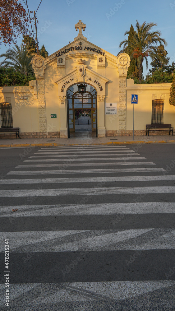 Fototapeta premium Puerta principal del cementerio Nuestra Señora del Remedio de Alicante