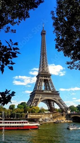 Eiffel Tower © Sam