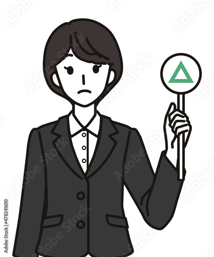 三角のふだを持つスーツを着た女性