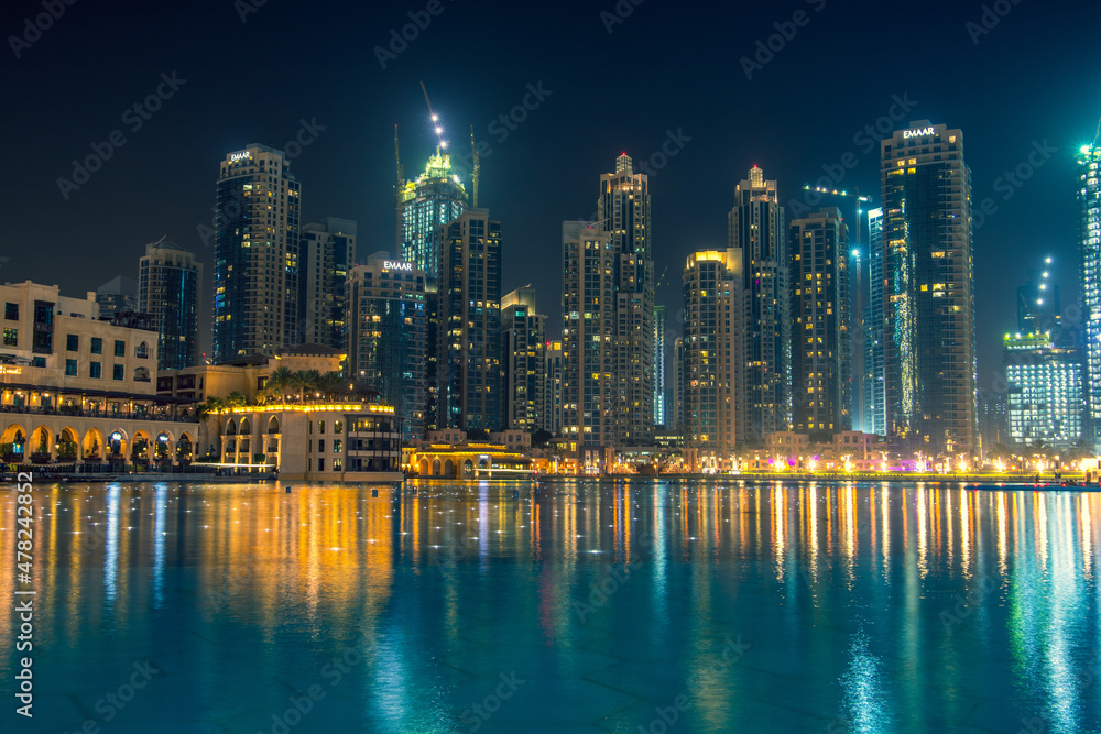 Obraz premium Dubai Skyline at Night With Water Reflection