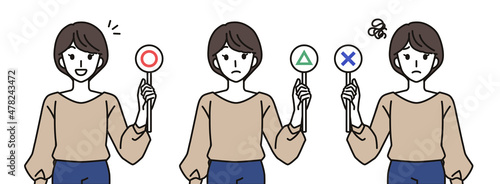 まる・ばつ・さんかくの札を持つ女性