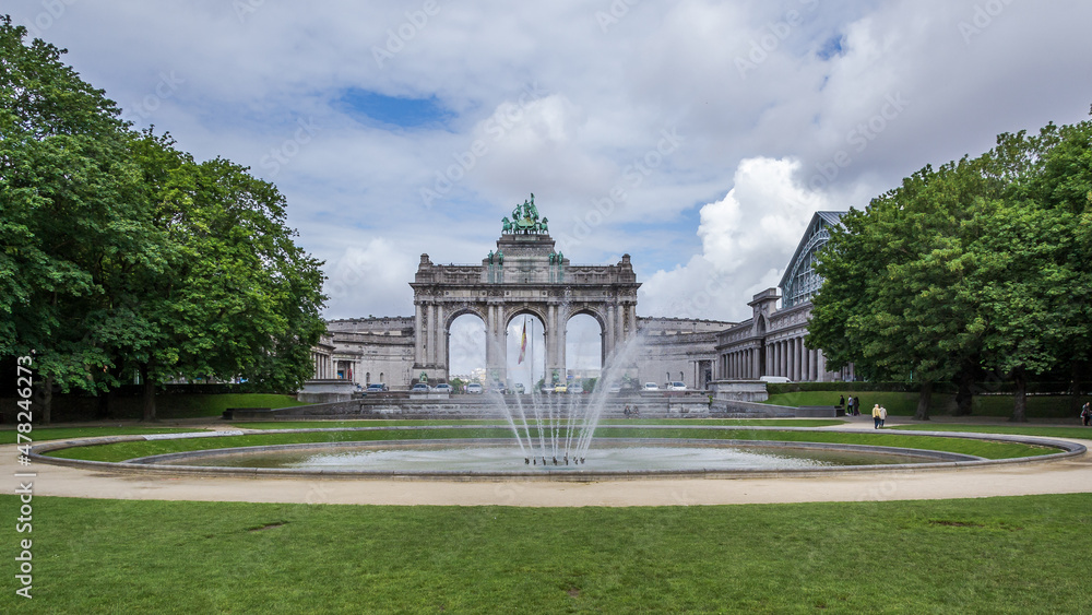 Obraz premium Cityscape of the Parc du Cinquantenaire (Park of the Fiftieth Anniversary) in Brussels, Belgium, located in the easternmost part of the European Quarter in beautiful and bright summer day