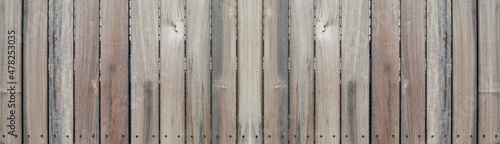 並んだ茶色の古い木の板塀のテクスチャー。横に長いパノラマの背景素材。