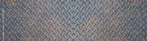 古い縞鋼板の表面のテクスチャー。金属板の横に長いパノラマの背景素材。 © RewSite