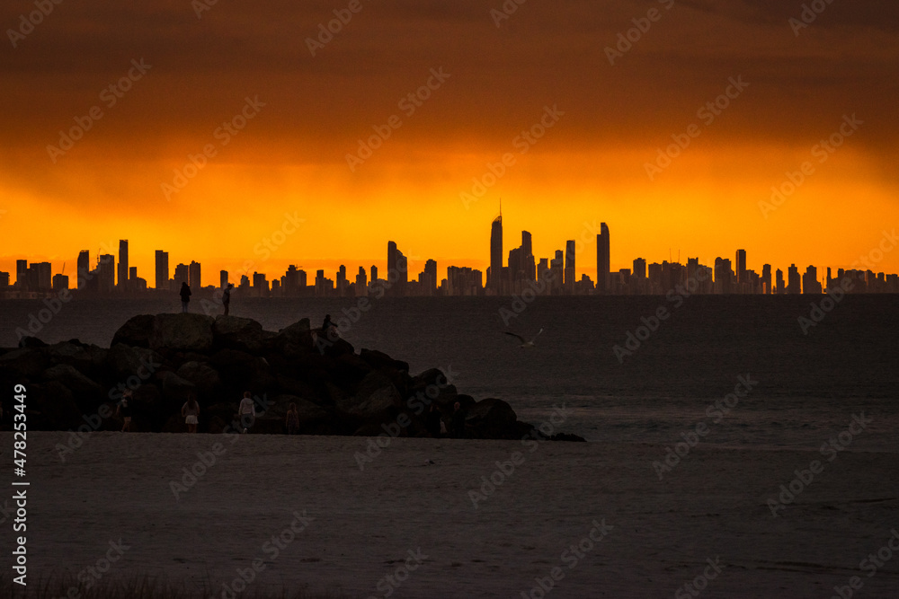 Obraz premium Stormy skies over Surfers Paradise at dusk
