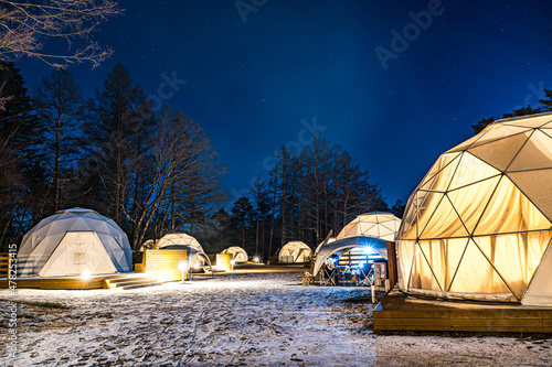 雪山に建てられたテント郡と美しい冬の星空
