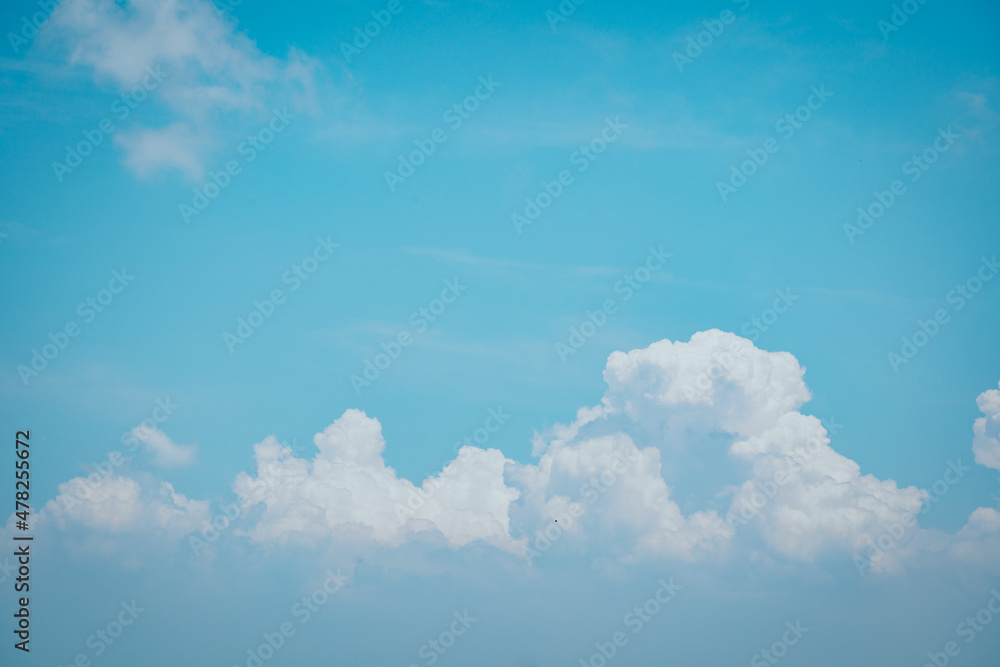 Mùa hè mây đổ: Mùa hè, những đám mây trắng như bông bông bồng bềnh trôi trên nền trời xanh. Nhưng không phải lúc nào chúng cũng như vậy, một khi chúng đổ về đất tạo thành những hình dáng độc đáo và rực rỡ mà bạn sẽ chẳng thể tìm thấy ở bất kỳ mùa nào khác. Hãy cùng chiêm ngưỡng những tác phẩm của mùa hè mây đổ.