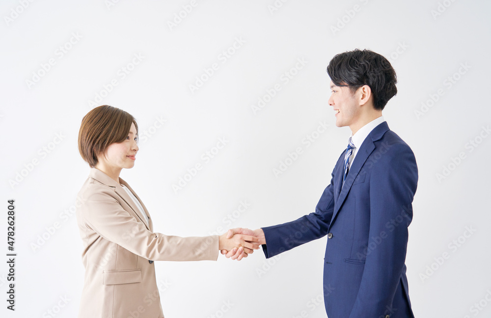 ビジネスウーマンとビジネスマン　握手