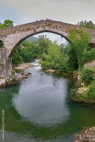 Antiguo puente medieval sobre le río Sella. Asturias. España