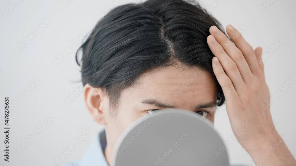 ヘアチェックをする若い男性