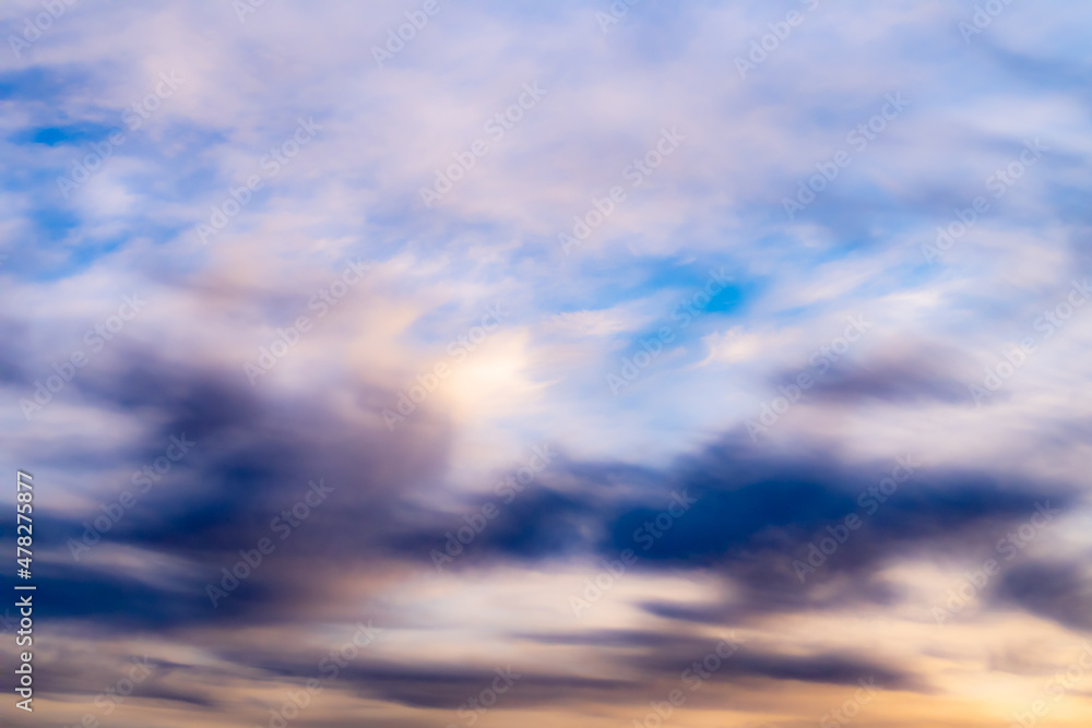 Obraz premium abstrakte bunte Wolken Wolkenformation am Himmel mit Wind verwischt