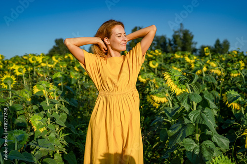 Obraz na plátne The concept of freedom in a sunflower field
