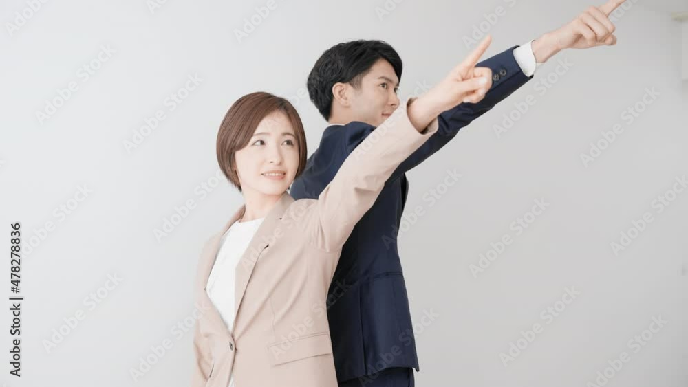 指をさすビジネスマンとビジネスウーマン