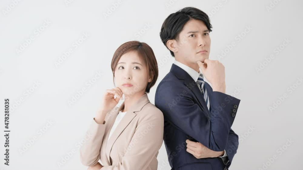 悩むビジネスマンとビジネスウーマン