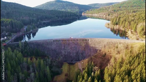Die Talsperre Schwarzenbach ist der größte Stausee im Nordschwarzwald.
Drohnenvideo des Pumpspeicherkraftwerks. In der Nähe von Forbach, Schwarzwald, Baden-Württemberg, Deutschland.