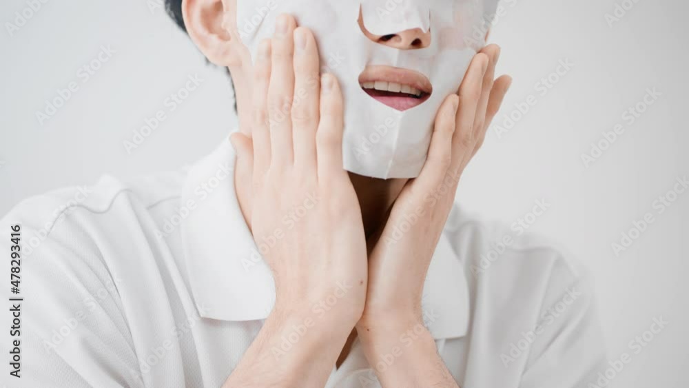 フェイスパックをつける若い男性　ビューティーイメージ