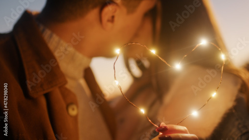 Canvas Coppia di ragazzo e ragazza si abbraccia in campagna di notte con striscia di lu