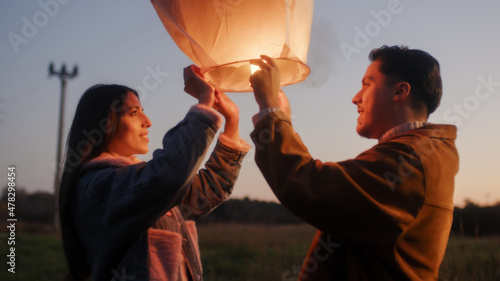 Slika na platnu Coppia fa volare una lanterna cinese per il nuovo anno