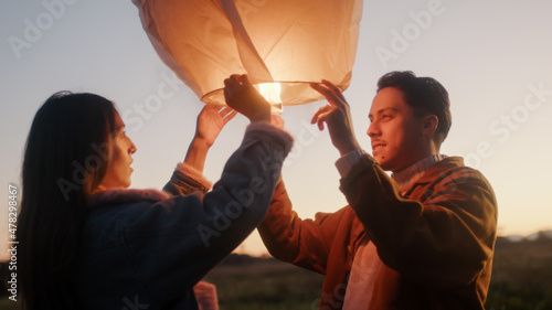 Fotografija Coppia fa volare una lanterna cinese per il nuovo anno