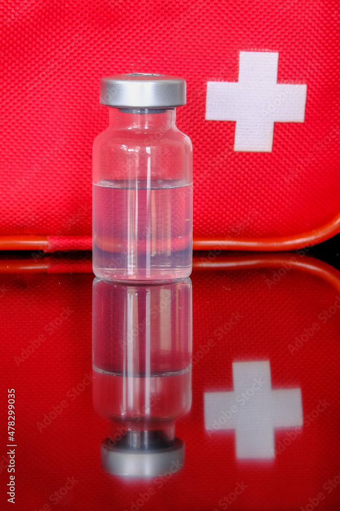 Flacon de vaccin contre le covid avec une seringue Flacon de vaccin contre le covid avec une seringue