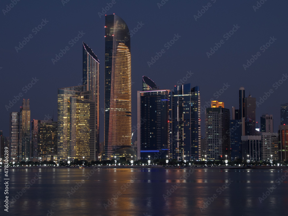 Fototapeta premium Abu dhabi city skyline at night