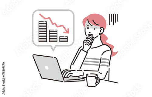 パソコンで資産運用をする女性