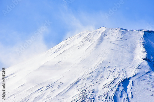 Mt. Fuji head and clouds © 俊之 中山