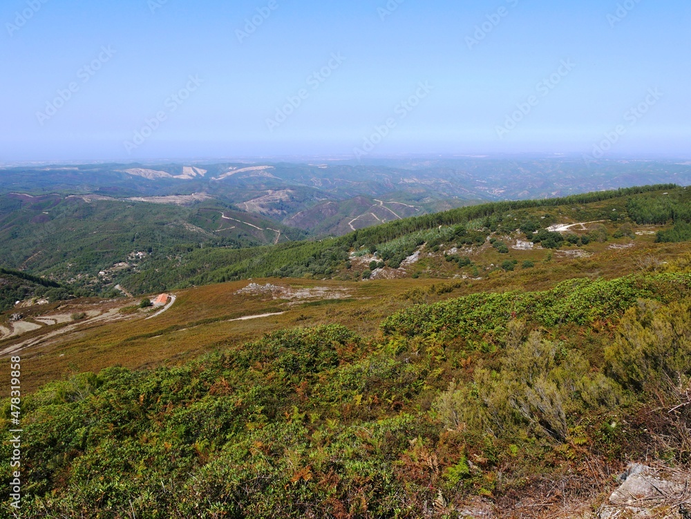 Vue panoramique sur la Serra de Monchique dans la région de l'Algarve au Portugal Vue panoramique sur la Serra de Monchique dans la région de l'Algarve au Portugal