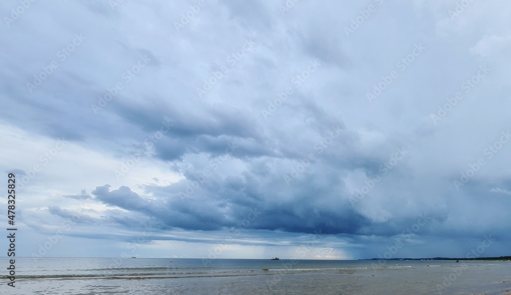 Obraz premium clouds over the river