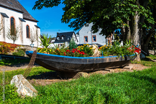 Bepflanzter Flusskahn in Kesten an der Mosel photo