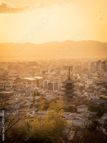夕日に染まる八坂の塔と京都市街地 © 739photography