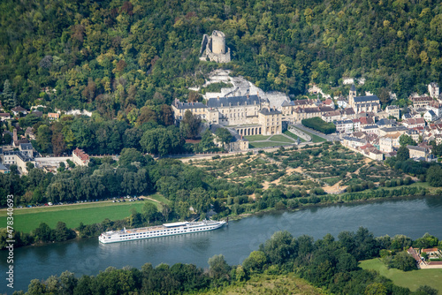 vue aérienne du château de La Roche Guyon dans le Val d'Oise en France photo