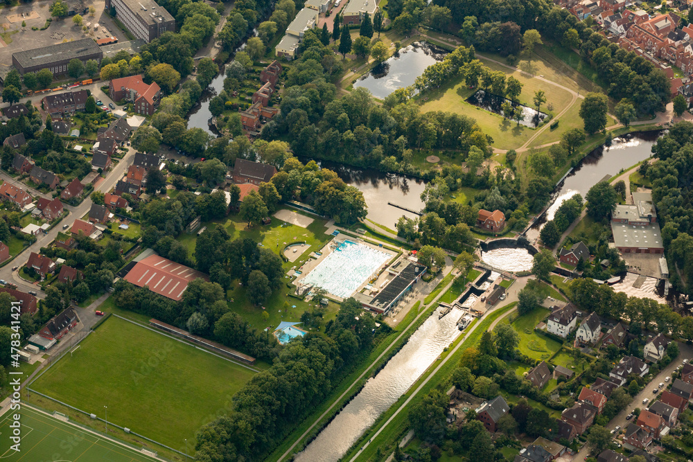 Kleinstadt mit Schwimmbad in Deutschland aus der Luft