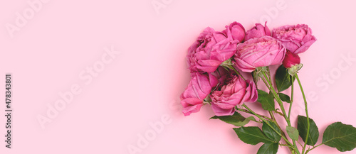 Foto Banner with bouquet of rose flowers on a pink background