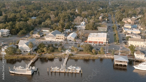 Φωτογραφία Aerial view of downtown St Marys, Georgia and the St Marys River at sunset