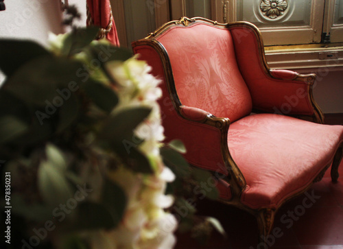 Sillón de la nobleza en un palacia antigua en san juan pueblo photo