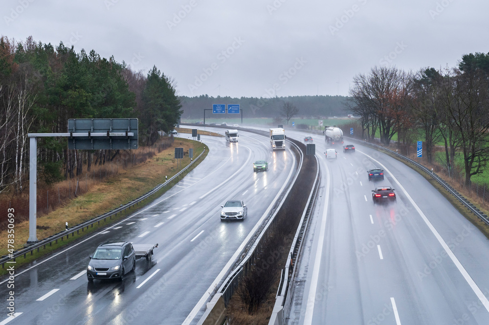Regnerisches Wetter auf der Autobahn