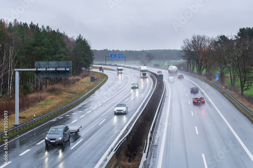 Obraz na płótnie Regnerisches Wetter auf der Autobahn w salonie