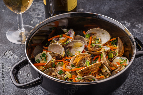 Fotografie, Tablou Shells vongole venus clams with vegetables and herbs