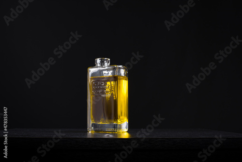 Botella de vidrio de aceite de oliva virgen extra premium. Aislado sobre fondo negro photo